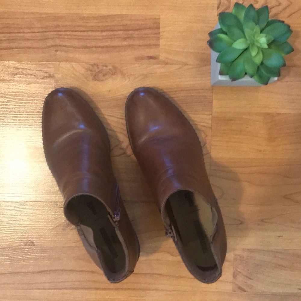 Clark’s cushioned wedge ankle boots